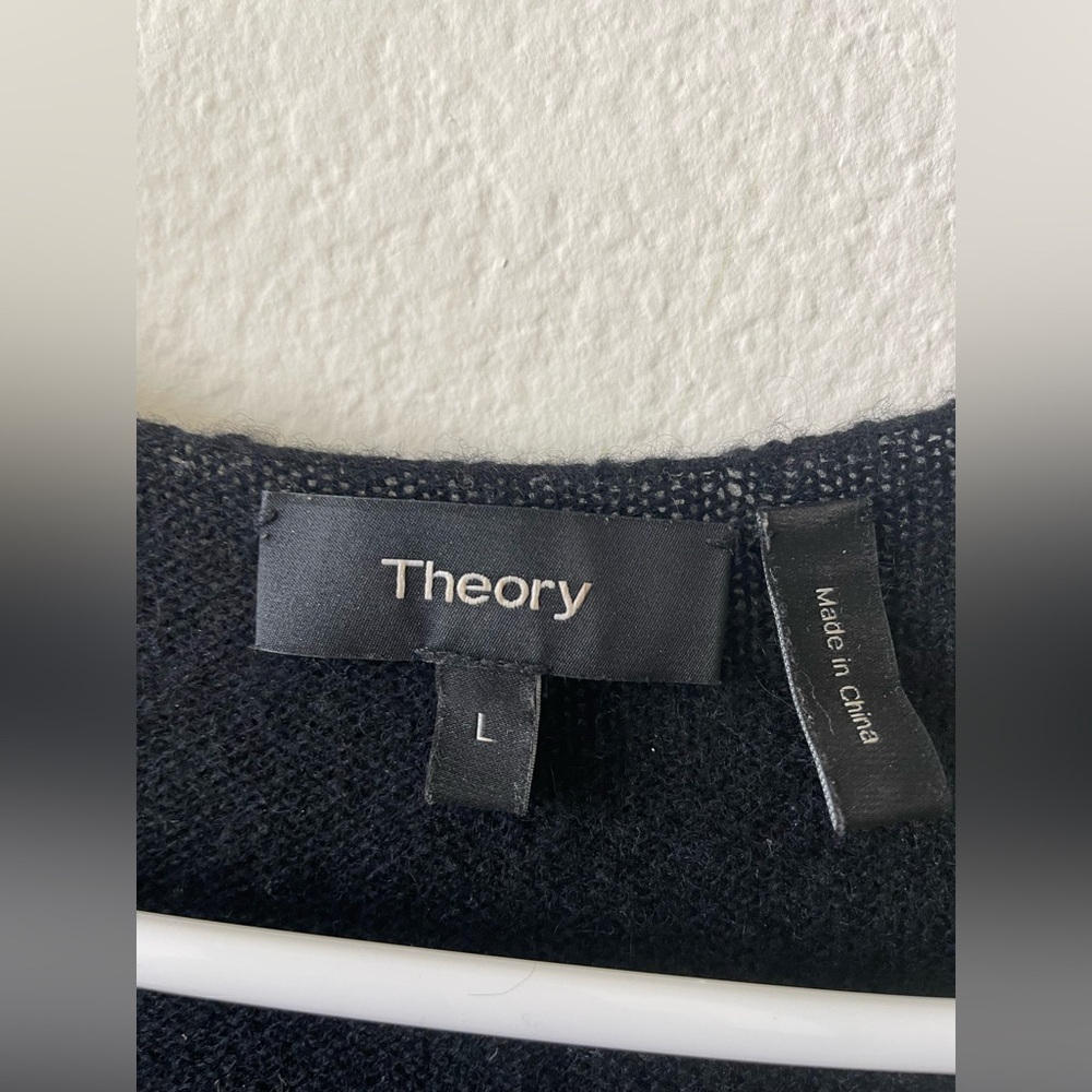 Theory black 100% cashmere classic lightweight v neck sweater - Picture 2 of 4